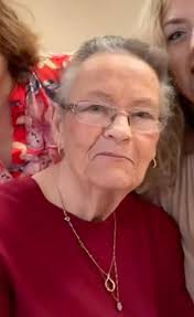 Could someone please remove the lady in the background. Thanku