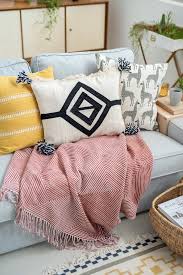 Diy Projekte Mit Teppichen Kelim Kissen Mit Quasten Leelah Loves Kelim Kissen Kissen Ikea Teppich