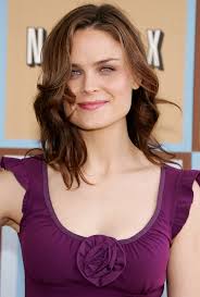 This short haircut is customised with wavy hair and cropped edgy bangs. Sexy Shoulder Length Hairstyle With Bangs For Thick Hair Emily Deschanel S Hairstyle Hairstyles Weekly