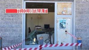 Largo cattaneo 16, avella (av) cap: Lago Patria Assalto Al Bancomat Di Via Domiziana Carabinieri Sul Posto Video