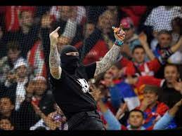 Almeno tre supporter, visibilmente ubriachi, sono stati fermati subito oltre i cancelli e messi sotto. 10 11 Italy Serbia Ultras Clash In The Streets And Match Suspended Genova Youtube