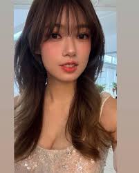 愛回家｜「怪雞Fanny」與Terry愛情線疑被消失新相回復靚樣張盈悅在《愛回家》飾演「怪雞Fanny」時經常要扮醜出鏡，現在「離家」即回復靚樣，曬出了一輯穿著低胸吊帶短裙的新相，獲網民大讚愈來愈索，並猜測她正努力洗脫「怪雞Fanny」的醜女形象，為未來拍正劇做準備。  #愛 ...