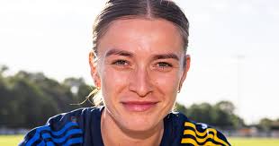 Leeds United Women sign Chloe Dixon