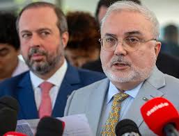 Campos Neto tem saber que o povo perde dinheiro com taxa de juros alta, diz  Lula