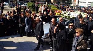 Οι ποινές που προβλέπει ο ποινικός κώδικας για τα εγκλήματα του πιλότου. Syntetrimmenos O Lakhs Lazopoylos Sthn Khdeia Ths Agaphmenhs Toy Mhteras Diaforetiko