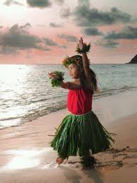 Die überlieferten geschichten werden dem zuschauer durch bewegungen des körpers im takt zur einheimischen musik weitergegeben. Pin By Granny Grue On Children Hawaiian Girls Hawaiian Art Hula Dancers