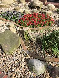 Auf kleinster, intensiv genutzter fläche hat es rasen schwer zu wachsen und der ersatz aus stein fügt sich harmonisch ein, kombiniert mit gabionen. Gartengestaltung Mit Steinen Ideen Tipps Deko