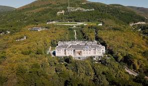 Для президента россии владимира путина на побережье черного моря под геленджиком возведен дворец площадью 17,7 тысячи квадратных метров. Xuitpehlrwvoxm