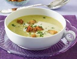 Broccolisuppe Mit Croutons Rezept Zwiebel Knoblauchzehe Broccoli Butter Margarine Gemusebruhe Toast Pfeffer Muskat Rezepte Broccolisuppe Rezept Broccolisuppe