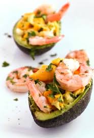 Fresca e nutriente, l'insalata di gamberetti e avocado e' una bella idea per preparare (in poco i gamberetti sono molto graditi ai bambini grazie al loro sapore dolce e alla polpa morbida morbida. Avocado Mango And Shrimp Salad Insalata Di Avocado Avocado Insalata Di Gamberetti