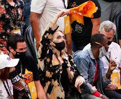 © ronald martinez/getty images adele on saturday night, the rolling in the deep singer took in game five of the nba finals between the. Ozpr3zuhx6qbzm