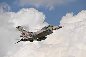 Trump declara que espacio aéreo de Venezuela se considere cerrado