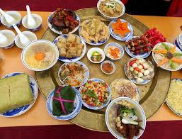 Mâm cơm cúng giao thừa trong nhà thường gồm những món ăn thông thường ngày tết như bánh chưng, thịt đông, thịt bò kho, nem rán, rau xào vào đúng thời khắc giao thừa, chuyển giao từ năm cũ sang năm mới gia chủ đọc bài văn cúng giao thừa như sau: Bai Cung Giao Thá»«a VÄƒn Kháº¥n Giao Thá»«a Ngoai Trá»i Trong Nha Dá»‹p Táº¿t