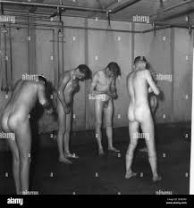 Jungs duschen -Fotos und -Bildmaterial in hoher Auflösung – Alamy