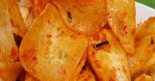 Keripik bisa dibuat dengan berbagai bahan, salah satunya kentang. Cara Membuat Keripik Singkong Pedas Manis Resep Emak