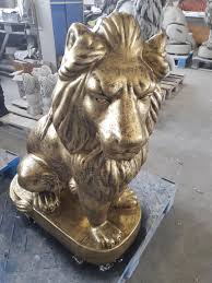 Schöner alter und zeitloser kerzenständer aus den 1960er jahren. Steinfigur Lowe Messing Gold Optik Lowenpaar Steinkunst Blackform