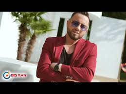 Înainte de a descoperi cât e de sufletistă, am remarcat ce chip frumos are. Blondu De La Timisoara Famous Songs Popnable