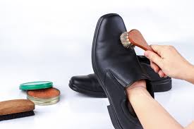 Sie zieht tief in das. Schuhe Putzen Und Pflegen Wie Wie Oft Womit Auf Was Achten