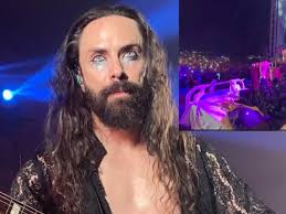 Por qué Jay de la Cueva de Moderatto dio concierto en camilla