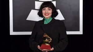 Mon laferte sorprendió con una foto que dividió las opiniones de sus fans. Mon Laferte Wins Latin Grammy Best Alt Album Grammy Com