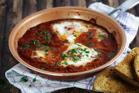 A combination of tomatoes, onions, spices and poached eggs. Rezept Shakshuka Aus Israel Pochierte Eier In Tomatensosse