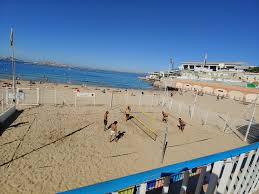How will its diverse population be reflected in the planned festivities? Strand Von Marseille Mit Einem Beachvolleyball Platz Wegtraumen De