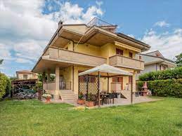 Pineto, nella bellissima zona di corfù dove il mare fa da sfondo ad un paesaggio verdeggiante, proponiamo in vendita un appartamento (iii piano) del tutto originale caratteriz Villa Con Giardino A Pineto In Via Cuba 8 Semicentro 9 Locali 320 Mq Pcase It