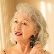 84歳のファッションリーダー 草笛光子のクローゼットを紹介する新刊発売 美髪 グレー ヘアスタイル 中年女性