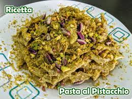 Per preparare la miscela del gelato al pistacchio cominciate facendo sciogliere, in un tegame a fuoco basso o a bagnomaria, lo zucchero nel latte. Ricetta Pasta Al Pistacchio Pistacchissimo It