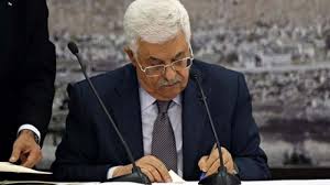 Di palestina, foto macron dibakar demonstran dibakar sebagai ekspresi kemarahan. Presiden Palestina Mahmoud Abbas Putus Hubungan Dengan As Dan Israel Fajar
