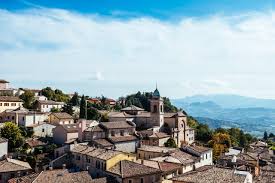 Les 498 marches de l'escalier en colimaçon de la tour de bologne résonnent comme un défi. Sur Les Traces Des Fantomes De L Emilie Romagne Yummy Planet