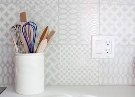 Bathroom wall mosaic tiles white stone tile backsplash iridescent stainless steel kitchen conch subway materials pack of 11pcs(12.4x11.8x0.31 inches/each). White And Silver Mosaic Kitchen Backsplash Transitional Kitchen