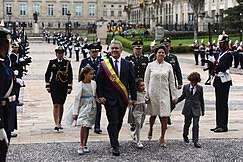 Iván duque is een toegewijd katholiek en getrouwd met maria juliana ruiz sandoval en heeft drie kinderen (luciana, matias en eloisa). 4sgevrrv Vk Wm