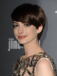 Anne hathaway hat sich von ihren blonden haaren getrennt die schauspielerin fand nach nur wenigen tagen wieder zu ihren dunklen haaren zurück. Styles Fur Kurze Haare Frauen Von Anne Hathaway Arten For Kurzhaar Frauen Frauenfrisur Com Frisuren Insp Tolle Kurze Haare Haar Styling Styling Kurzes Haar