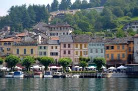 Orta san giulio is a quaint town of pretty pastels, called god's watercolor by italian writer piero chiara. Il Paese Medievale Di Orta San Giulio