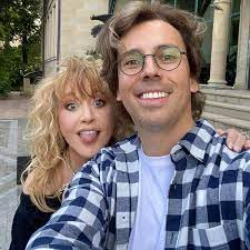 По одной из них, мама галкина крепко дружила с родителями аллы пугачевой. Alla Pugacheva I Maksim Galkin Vysmeyali Sluhi O Svoem Razvode Vokrug Tv