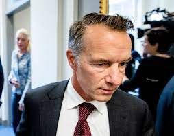 Hij was in de tweede kamer eerst lid van de fractie van de volkspartij voor vrijheid en democratie (vvd). Vvd Zet Kamerlid Van Haga Uit De Fractie Meerderheid Coalitie In Gevaar