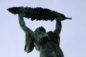 A szabadság hídon lazul ferenc józsef. Szabadsag Szobor Funiq