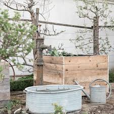 Sommerlicher Hingucker Gartenstecker Blumenampel Aus Beton In 2020 Kreidefarbe Dekoideenreich Kreide