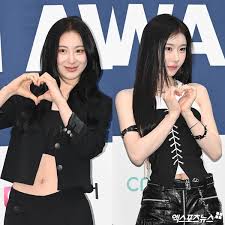 채연·채령, 쌍둥이처럼 똑 닮은 비주얼 자매 : 네이트 연예