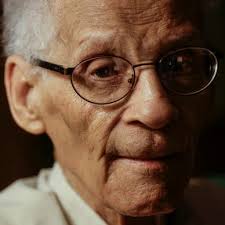 101-year-old World War II veteran sings beloved childhood song