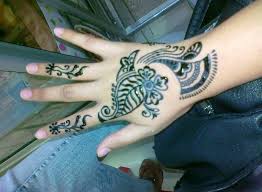 Gambar henna india sederhana nampak sebatas telapak tangan dan punggung tangan saja di bagian punggung tangan nampak motif bunga dengan motif h enna mehndi. Motif Henna Tangan Sederhana Bagi Info