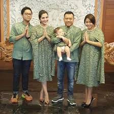 Mereka kerap mengenakan busana seragam. Model Baju Lebaran Seragam Keluarga Inspirasi