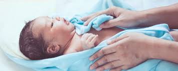 Kondisi ini bisa terjadi selama bayi belum lahir, selama proses persalinan dan setelah lahir. Kapan Waktu Yang Tepat Untuk Memandikan Bayi Baru Lahir
