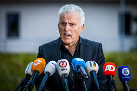 Hollanda'nın başkenti amsterdam'da silahlı saldırıya uğrayan gazeteci peter r. Peter R De Vries Neergeschoten Twee Verdachten In Beperking Ew