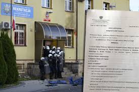 Funkcjonariusze użyli broni gładkolufowej i gazu. V80eu9o Mv5ixm