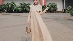 Dengan baju kondangan ini, maka muslimah tetap bisa terlihat menarik secara penampilan dan tetap bisa menjaga aurat dengan maksimal. Tips Tetep Kece Ke Kondangan Dengan Outfit Pesta Muslimah Model Gamis Kondangan Simple Diary Hijaber