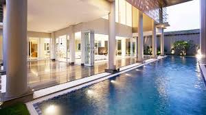 Cahyawahyu.wordpress.com hal pertama yang harus anda perhatikan adalah ukuran kolam renang. Mengintip Interior Rumah Mewah Berlantai Kaca Dan Kolam Renang Semi Indoor Lifestyle Liputan6 Com