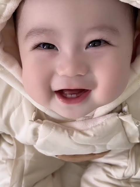 Em Bé Dễ Thương: Video Những Bé Khuôn Mặt Xinh Xắn