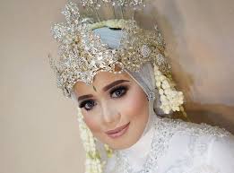 Tips Menggunakan Gaun Pengantin Dengan Sentuhan Tradisional Untuk Wanita Berhijab Okezone Lifestyle